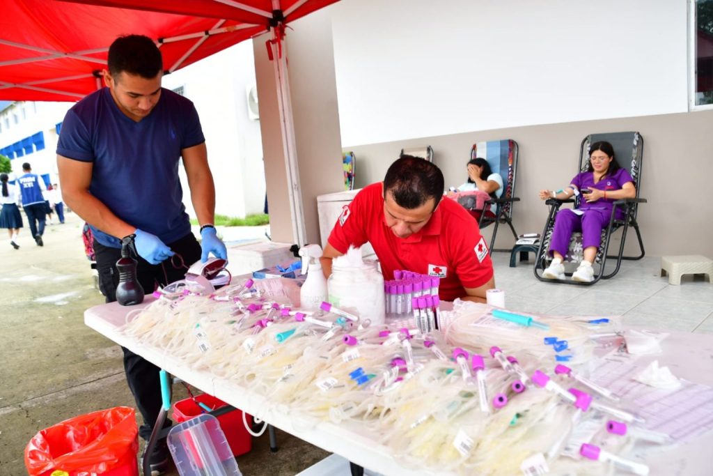 Personal de Cruz Roja y participantes durante la campaña de donación de sangre en la ULEAM, extensión Chone.