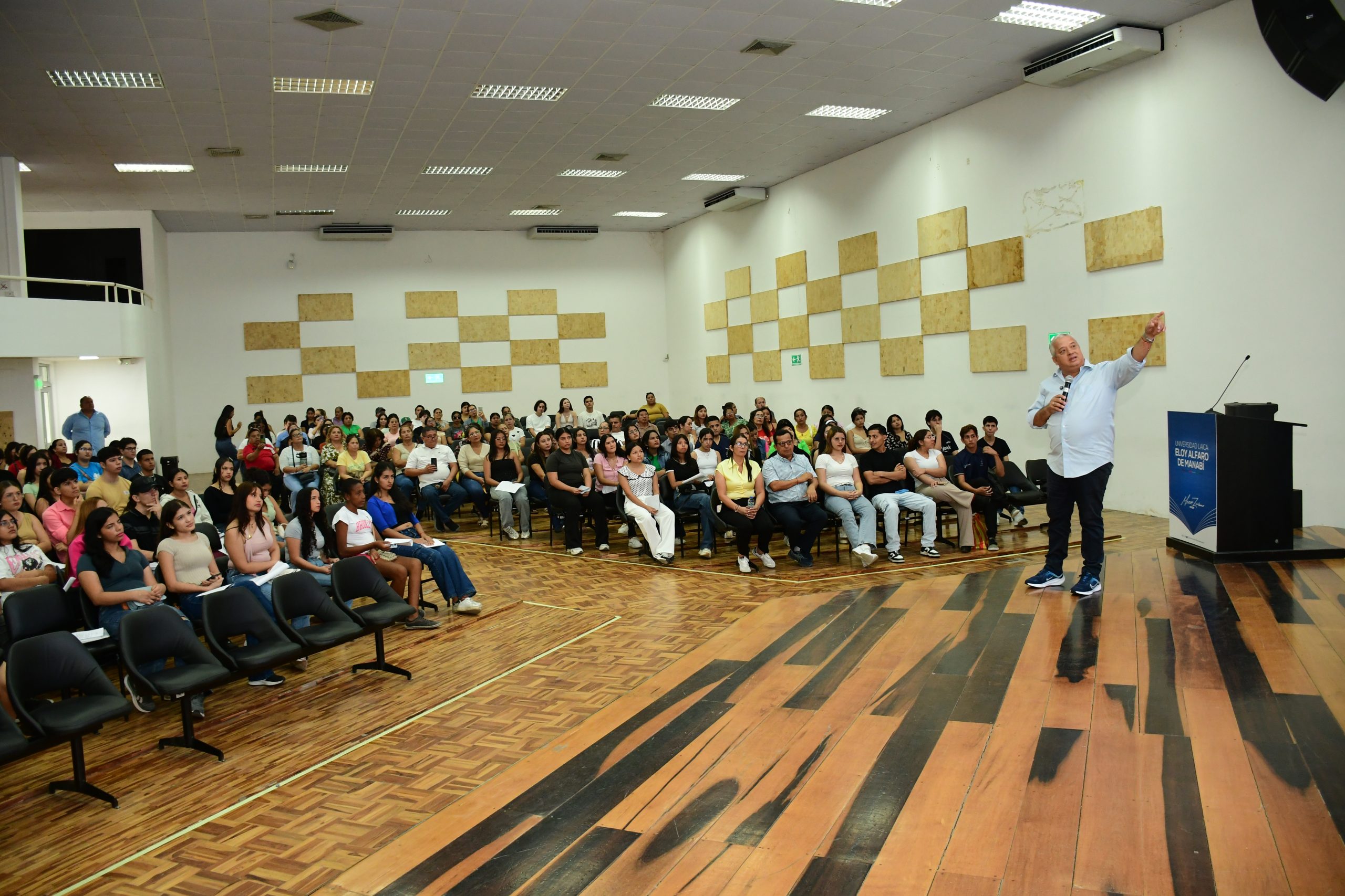 Bienvenida a aspirantes durante la jornada de Admisión 2026-2 en la ULEAM