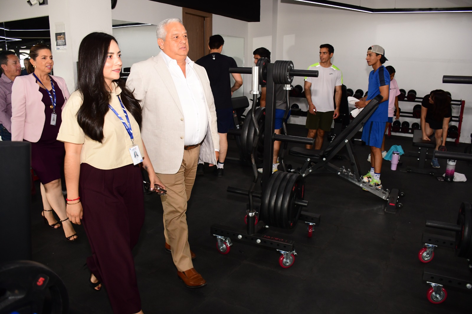 Equipamiento y actividad en el gimnasio de la ULEAM
